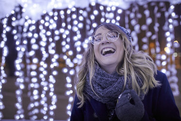 Porträt einer lachenden jungen Frau in Winterdekoration - ZEDF01907