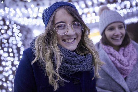 Porträt einer glücklichen jungen Frau in Winterdekoration, lizenzfreies Stockfoto