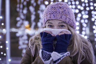 Porträt einer jungen Frau in Winterkleidung, die friert - ZEDF01911