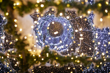 Blick aus der Froschperspektive auf die beleuchtete festliche Weihnachtsdekoration - ZEDF01916