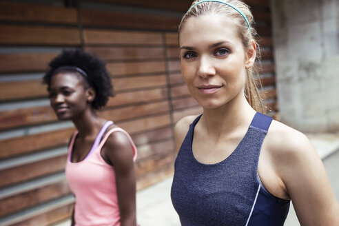 Portrait of confident sporty young woman in the city - JSRF00133