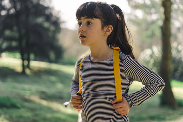 Porträt eines kleinen Mädchens mit Rucksack in der Natur - ERRF00782