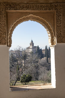 Spanien, Andalusien, Granada, Alhambra, Blick auf die Kirche Santa Maria - KBF00527