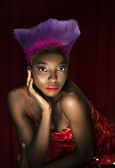 Porträt einer exzentrischen jungen Frau mit rosa und lila gefärbtem Haar - DMOF00140