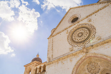 Italien, Umbrien, Assisi, Nahaufnahme der Basilika des Heiligen Franz von Assisi im Gegenlicht - FLMF00149