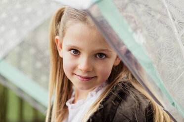 Porträt eines lächelnden Mädchens mit Regenschirm - NMS00290