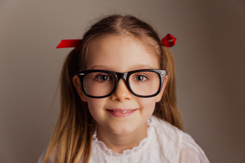 Porträt eines kleinen Mädchens mit übergroßer Brille - NMS00293
