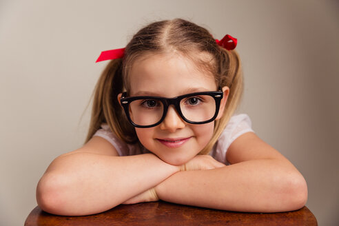 Porträt eines lächelnden kleinen Mädchens mit übergroßer Brille - NMS00294