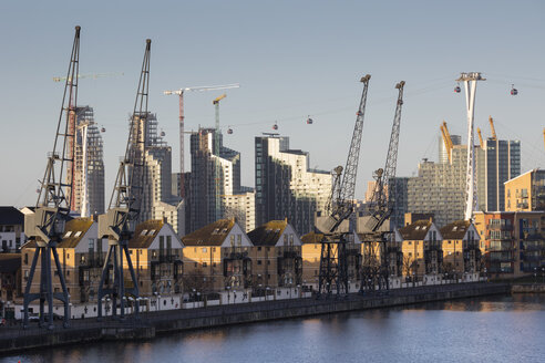 UK, London, Docklands, renovierte Wohngebäude und Hafenkräne, Gondeln der Emirates Cable Car - WIF03824