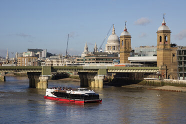 UK, London, City of London, River Thames, railway bridge and Cannon Street station, St. Paul's Cathedral - WI03828