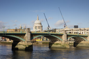 UK, London, River Thames, Southwark Bridge und St. Paul's Cathedral - WIF03830