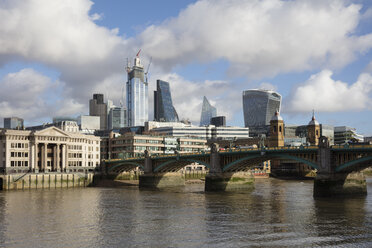 UK, London, City of London, River Thames, Southwark Bridge und Skyline - WIF03831