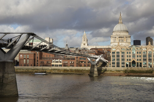 UK, London, City of London, Themse, Millenium Bridge und St. Paul's Cathedral - WIF03833
