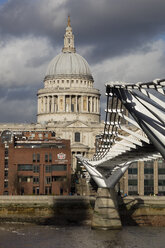 UK, London, City of London, Millenium Bridge und St. Paul's Cathedral - WI03836