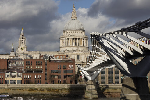 UK, London, City of London, Millenium Bridge und St. Paul's Cathedral - WI03837