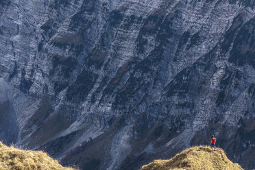 Österreich, Tirol, Hinterriss, Mann steht auf einer Kante im Karwendelgebirge zwischen Torkopf und Gamskar - WFF00028