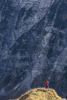 Österreich, Tirol, Hinterriss, Mann steht auf einer Kante im Karwendelgebirge zwischen Torkopf und Gamskar - WFF00029