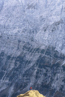 Österreich, Tirol, Hinterriss, Mann steht auf einer Kante im Karwendelgebirge zwischen Torkopf und Gamskar - WFF00030