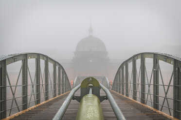 Deutschland, Hamburg, Fischmarkthalle Altona im Nebel - KEBF01178