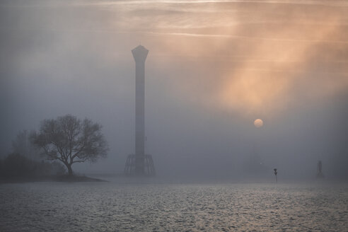 Deutschland, Hamburg, Blankenese, Navigationslicht im Nebel bei Sonnenaufgang - KEBF01183