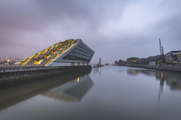 Deutschland, Hamburg, Altona, modernes Bürogebäude Dockland in der Abenddämmerung - KEBF01185