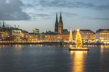 Germany, Hamburg, town hall, St. Nicholas' Church, Christmas tree, Binnenalster in the evening - KEBF01188