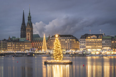 Germany, Hamburg, town hall, St. Nicholas' Church, Christmas tree, Binnenalster in the evening - KEBF01189