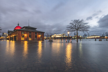 Deutschland, Hamburg, Altona, Fischmarkt bei Hochwasser - KEBF01193