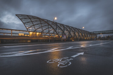 Deutschland, Hamburg, neuer U-Bahnhof Elbbruecken am Abend - KEBF01196