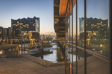 Deutschland, Hamburg, Hafencity, Traditionsschiffhafen am Abend - KEBF01198