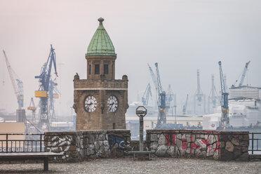 Deutschland, Hamburg, St. Pauli Landungsbrücken im Winter - KEBF01205