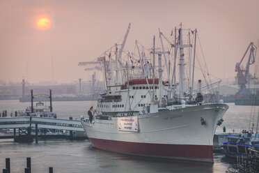 Deutschland, Hamburg, Sonnenaufgang über dem Museumsfrachtschiff Cap San Diego - KEBF01206