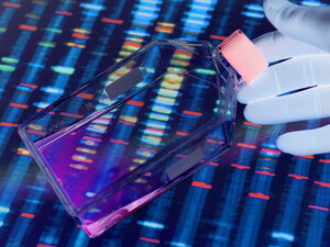 Gentechnik, Wissenschaftler betrachtet Zellen in einem Kulturgefäß mit einem DNA-Profil auf einem Bildschirm im Hintergrund, das die Genbearbeitung veranschaulicht - ABRF00339