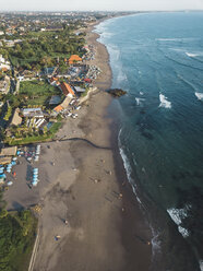 Indonesien, Bali, Luftaufnahme des Strandes Batu Bolong - KNTF02685