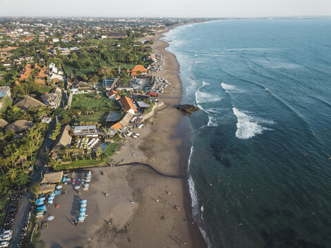 Indonesien, Bali, Luftaufnahme des Strandes Batu Bolong, lizenzfreies Stockfoto