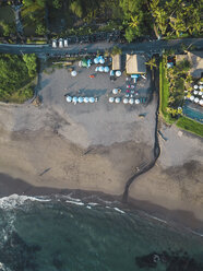 Indonesien, Bali, Luftaufnahme des Strandes Batu Bolong - KNTF02687