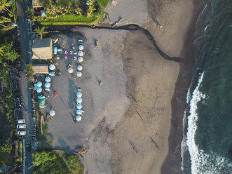 Indonesien, Bali, Luftaufnahme des Strandes Batu Bolong - KNTF02688