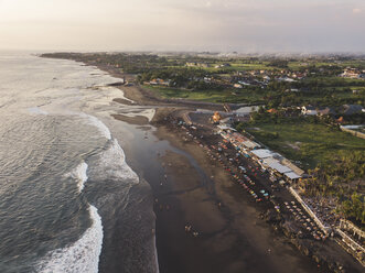 Indonesien, Bali, Luftaufnahme von Echo Beach - KNTF02689