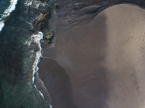 Indonesien, Bali, Luftaufnahme des Strandes Batu Bolong, lizenzfreies Stockfoto