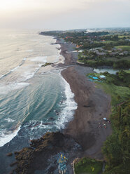 Indonesien, Bali, Luftaufnahme von Pererenan Strand, Gajah Mina Statue - KNTF02700