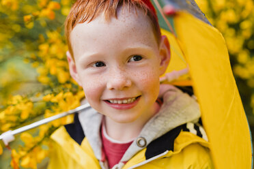 Porträt eines rothaarigen kleinen Jungen mit Regenschirm - NMS00301