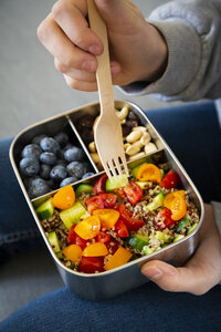 Lunchbox mit Quinoa-Salat mit Tomate und Gurke, Blaubeeren und Studentenfutter - LVF07829