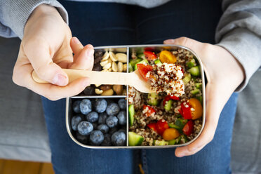 Lunchbox mit Quinoa-Salat mit Tomate und Gurke, Blaubeeren und Studentenfutter - LVF07831