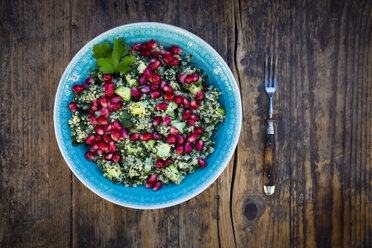 Schüssel Bulgur-Weizen-Salat mit Gurken, Kräutern, Granatapfelkernen und Petersilie - LVF07832
