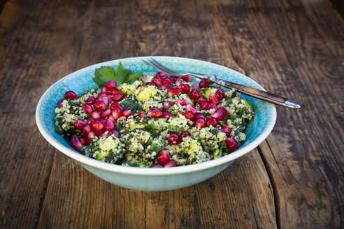 Schüssel Bulgur-Weizen-Salat mit Gurken, Kräutern, Granatapfelkernen und Petersilie - LVF07833