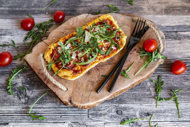 Hausgemachte Pizza mit Rucola, Parmaschinken, Tomaten und Parmesan - SARF04119