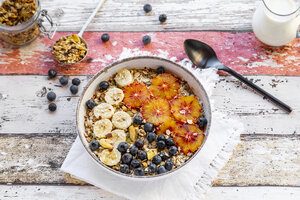 Müsli mit Banane, Blaubeeren, Blutorange, Kokosnussflocken und Milch - SARF04121