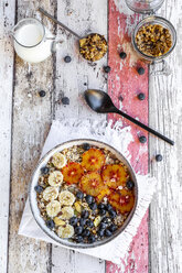 Müsli mit Banane, Blaubeeren, Blutorange, Kokosnussflocken und Milch - SARF04123