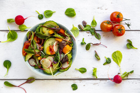 Salat mit Gurke, Tomate, rotem Rettich und Paprika, lizenzfreies Stockfoto
