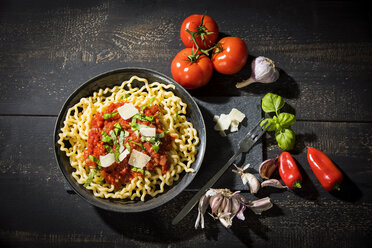 Pasta al Pomodoro, Fusilli Lunghi mit Tomatensauce, Knoblauch, Basilikum, Parmesankäse und rotem Paprika - MAEF12825